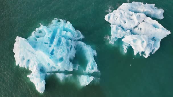 Εναέρια Σταθερή Λήψη Παγόβουνων Που Επιπλέουν Στη Λιμνοθάλασσα Του Παγετώνα — Αρχείο Βίντεο
