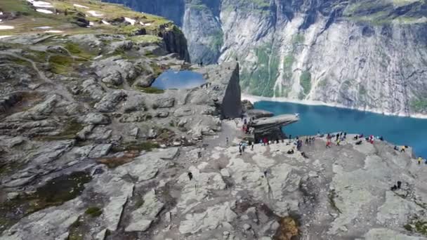 Circulando Redor Famosa Rocha Trolltunga Noruega — Vídeo de Stock