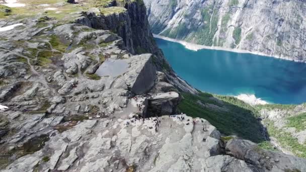 Circulando Redor Famosa Rocha Trolltunga Noruega — Vídeo de Stock