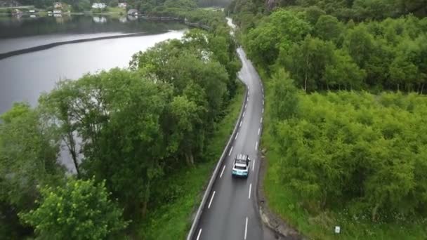 Coche Conduciendo Largo Del Famoso Lysefjord Noruega — Vídeo de stock