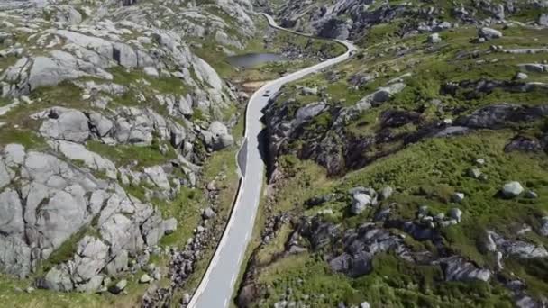 在挪威中部 一辆汽车驶过一条漂亮的过道 — 图库视频影像