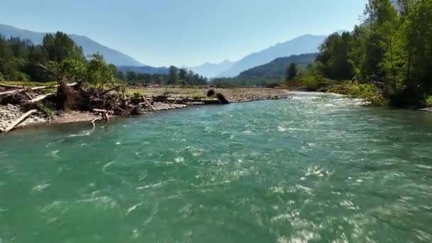 Вода Течет Через Долину Реки Чилливак Солнечный День Летом Северной — стоковое видео