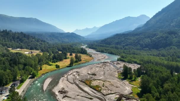 Río Vedder Río Chilliwack Con Exuberante Bosque Verde Montañas Escénicas — Vídeo de stock