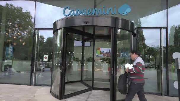 Impiegato Che Entra Dalla Porta Girevole Dell Edificio 147 Capgemini — Video Stock