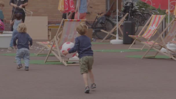 Niño Llevando Pelota Playa Una Plaza Pública Ciudad — Vídeo de stock