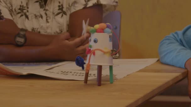 Kleine Robot Gemaakt Tijdens Kunsten Ambachten Bewegen Een Tafel — Stockvideo