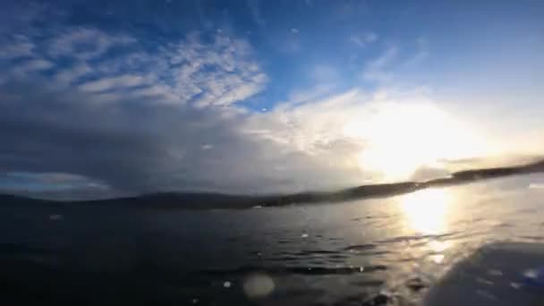 Sol Pone Sobre Superficie Del Océano Bajo Agua Pov Con — Vídeos de Stock