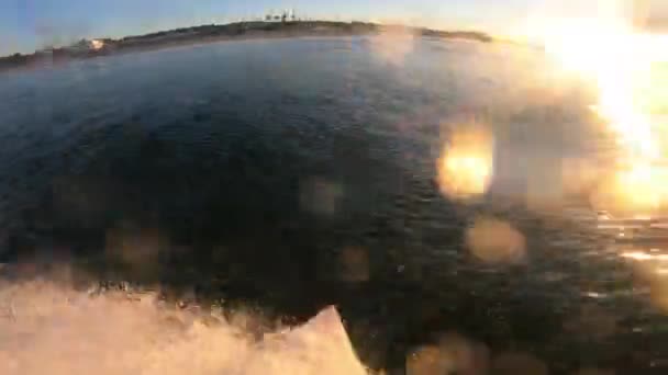 驚くべき日の出の間にリスボンのカルカベロスサーフスポットで波をサーフィン — ストック動画