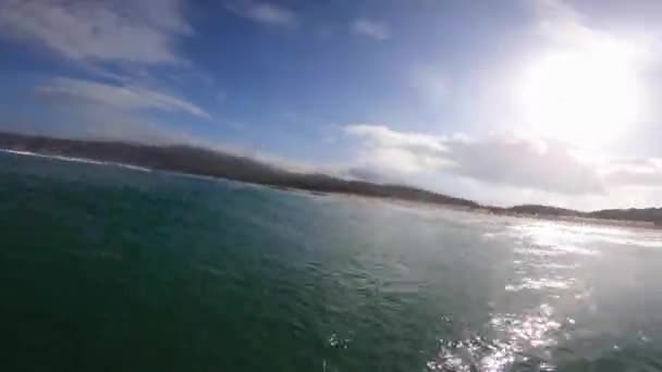 Pov Adamı Okyanus Dalgasında Sörf Yapıyor Yaz Ekstrem Sporları Yavaş — Stok video
