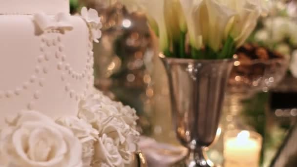 Feche Bolo Casamento Mesa Doces Festa Casamento Gimbal Para Trás — Vídeo de Stock