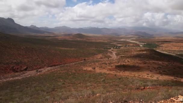 Wolkenschaduwen Passeren Het Onherbergzame Landschap Van Socotra Island Een Panorama — Stockvideo