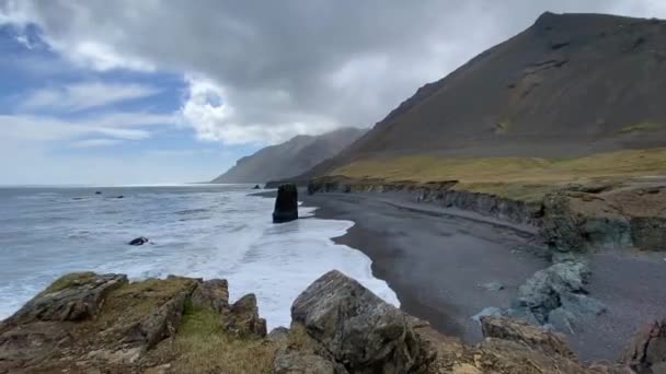 Rochas Areia Negra Pristine Beach Litoral Islândia Panorama — Vídeo de Stock