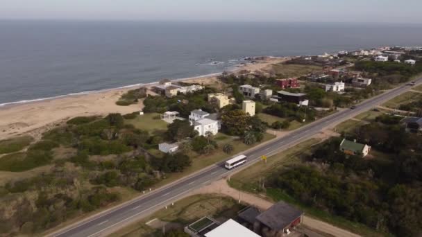 Légi Felvétel Fehér Busz Vezetés Tengerparti Úton Maldonado Town Uruguay — Stock videók