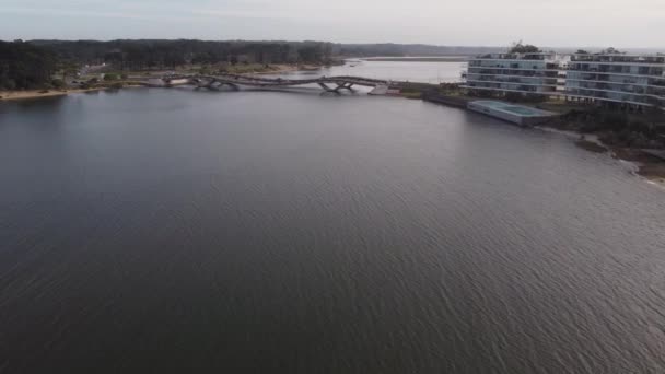ウルグアイのArroyo Maldonado川の上に車のトラフィックを持つ素晴らしいレオネルViera奇妙な湾曲した形状の橋 航空ポフ — ストック動画