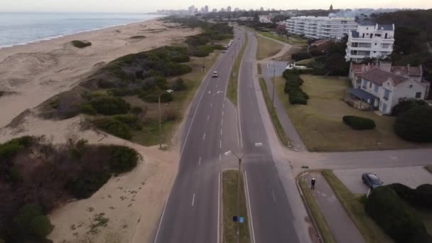 Auto Rijden Langs Kustweg Het Strand Van Punta Del Este — Stockvideo
