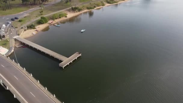 Casal Sentado Plataforma Doca Borda Rio Maldonado Lado Leonel Viera — Vídeo de Stock