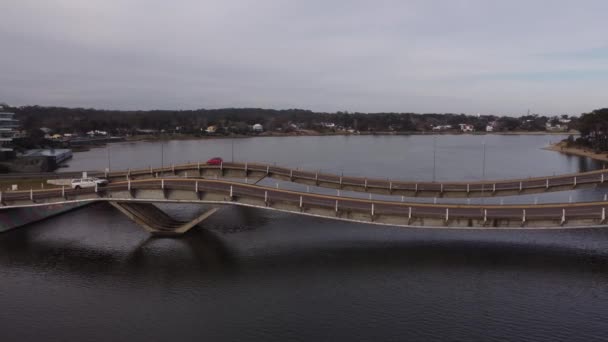 Drone Pov Van Leonel Viera Benadrukt Lintbrug Met Voertuigen Oversteken — Stockvideo