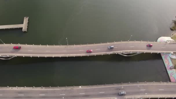 Ponte Ondulada Forma Leonel Viera Com Veículos Atravessando Rio Maldonado — Vídeo de Stock