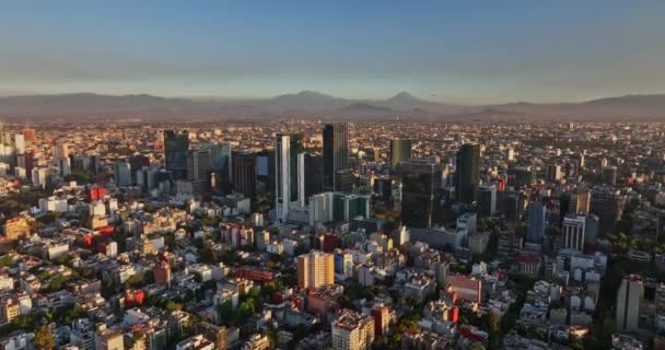 墨西哥城空中V21娃娃拍摄的中央区拍摄人口密集的市中心城市景观与摩天大楼和山景背景日落 射击与Mavic Cine 2021年12月 — 图库视频影像
