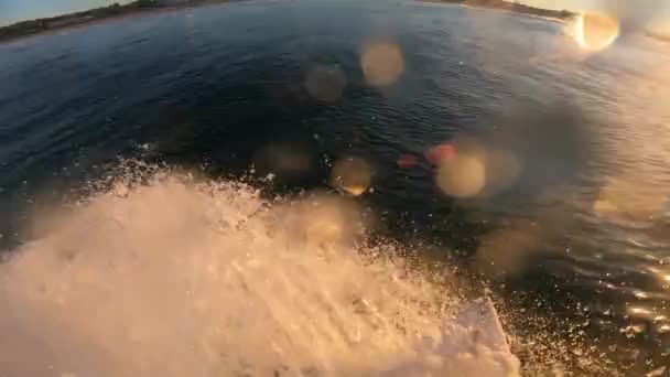 海の上に太陽の光が差し込む素晴らしい夕日 動きの自然景観 高品質の4K解像度 サーフィン気分で素晴らしい景色 カルカベロスサーフスポット — ストック動画