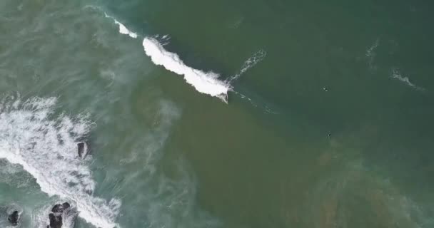 無人機は サーフィンや波がクラッシュするの空中ビューの周りを回転します スローモーション — ストック動画