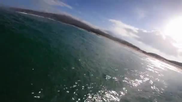 Jovem Surfando Ondas Oceânicas Gopro Ângulo Vista Tiro Temporada Inverno — Vídeo de Stock