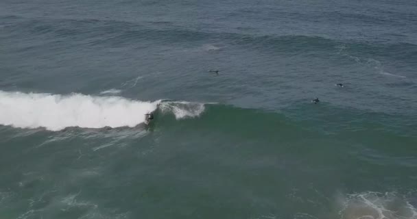 大きな海の波をサーフィン男サーファードローン空撮 — ストック動画