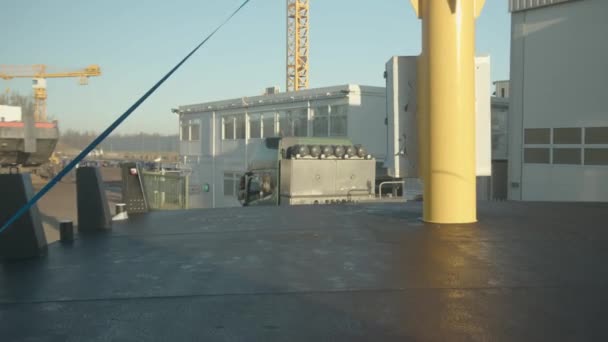 조선소에서 무거운 운반하는 트레일러가 중장비 — 비디오