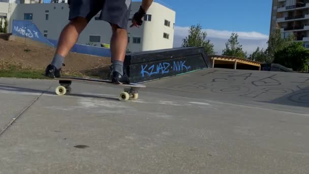 Skilful Skateboarder Practicando Skatepark Con Rampa Tazón Europa — Vídeo de stock