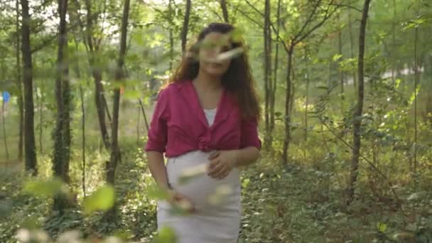 Yakın Plan Hamile Anne Ormanda Yürüyor Ağaç Dallarını Fırçalıyor Karnını — Stok video