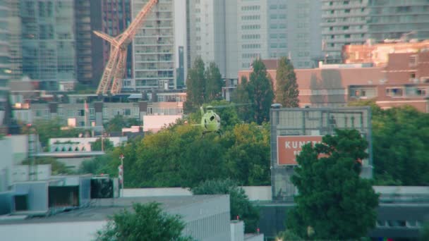 Helicóptero Ambulância Preparar Para Aterrar — Vídeo de Stock