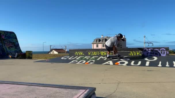 Επαγγελματίας Σκέιτερ Μπολ Skatepark Κάνει Κόλπα Skateboarder Σκάλισμα Μια Στροφή — Αρχείο Βίντεο