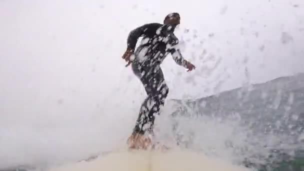 Jeune Homme Surf Océan Vagues Gopro Vue Angulaire Tourné Saison — Video