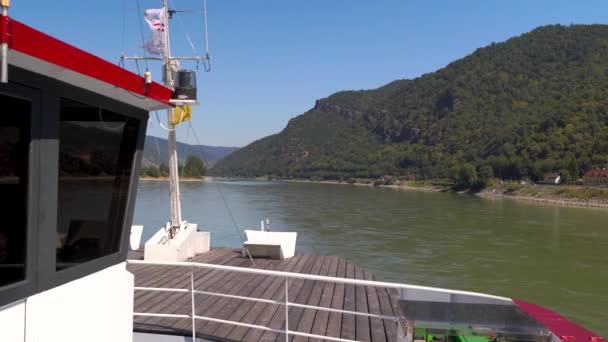 Beroemde Donau Wachau Cruise Frontaal Uitzicht Het Schip Met Rivier — Stockvideo