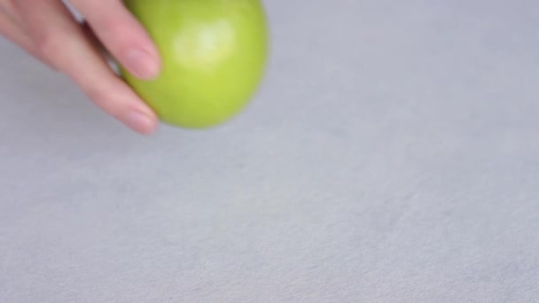 Mão Coloca Maçã Verde Fresca Mesa Perto — Vídeo de Stock