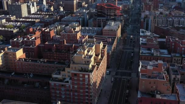 Voo Aéreo Diagonal Sobre Harlem Nyc Com Ruas Vazias Durante — Vídeo de Stock