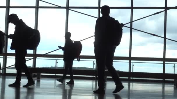 身份不明的人走在登机门的候机楼里 — 图库视频影像