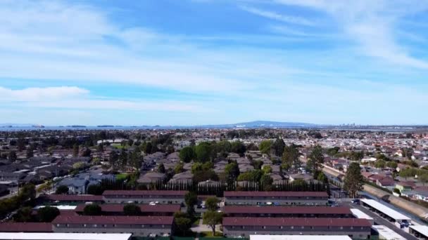 Vue Montante Sur Bâtiment Quartier Avec Océan Montagne Arrière Plan — Video