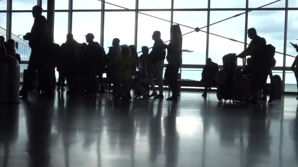 身份不明的人走到旅客候机楼的登机门 — 图库视频影像