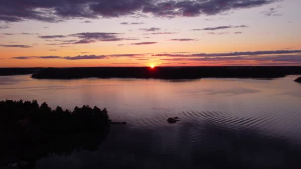 Wysoka Statyczna Antena Pomarańczowego Zachodu Słońca Nad Wyspą Szwedzkim Archipelagu — Wideo stockowe