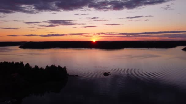 Hoge Statische Antenne Van Oranje Zonsondergang Boven Eiland Zweedse Archipel — Stockvideo