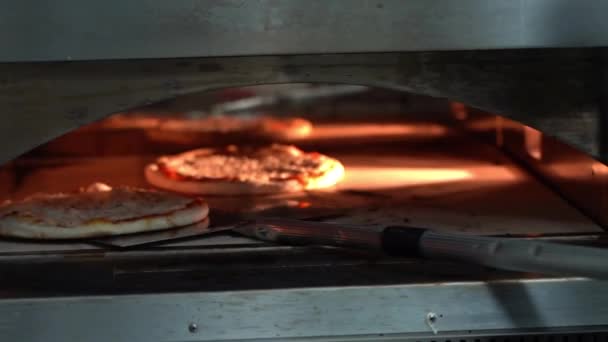 Fémhéj Használata Fémkemencében Lévő Pizzák Elhelyezésére Főzési Folyamat Koncepciója — Stock videók