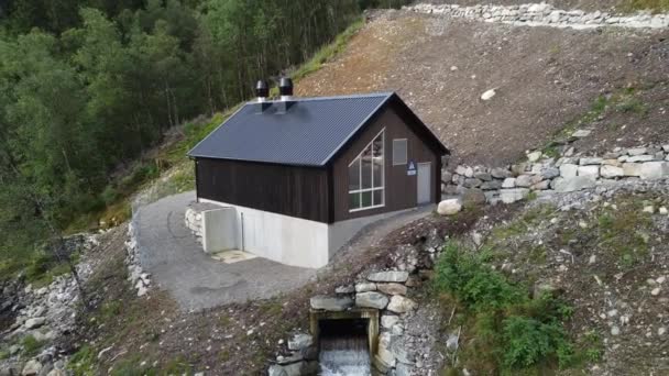 Småskaligt Vattenkraftverk Som Producerar Från Vatten Tretteneset Dale Vaksdal Kommun — Stockvideo