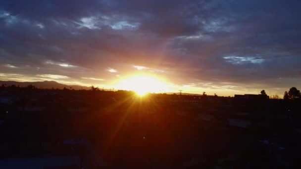 黎明时分 阳光透过云彩 掠过地平线 无人射击 — 图库视频影像