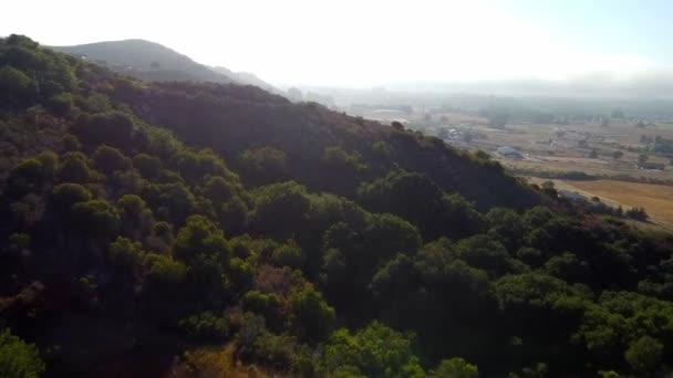Drone Strzał Nad Wzgórzem Mglistym Gospodarstwie Tle — Wideo stockowe