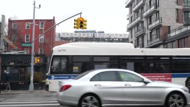 Street View Slow Motion Traffic Light Intersection Broadway Brooklyn New — Vídeo de Stock
