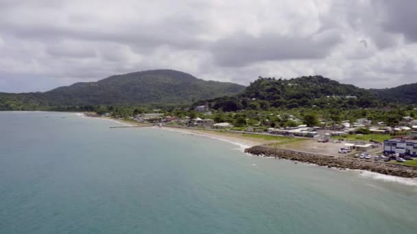 ジャマイカのポート マリア ベイの空中からの眺めカラビタ島の左回転を明らかにする — ストック動画