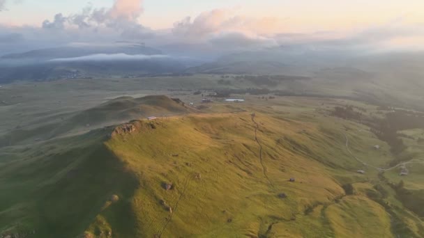 Vídeo Aéreo Nascer Sol Nas Montanhas Dolomitas Foi Filmado Nos — Vídeo de Stock