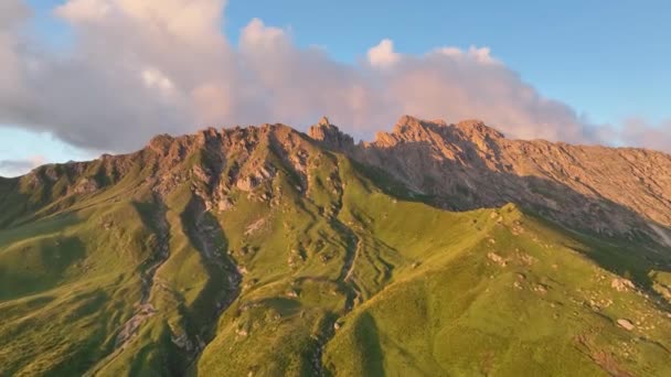 Légi Felvétel Dolomitok Hegyeinek Napfelkeltéről Seiser Alm Fennsík Gyönyörű Rétjein — Stock videók