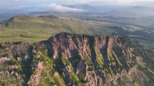Video Udara Dari Matahari Terbit Pegunungan Dolomites Itu Ditembak Padang — Stok Video